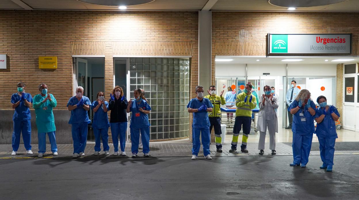 Personal sanitario aplaude en la puerta de Urgencias del hospital Virgen del Rocío