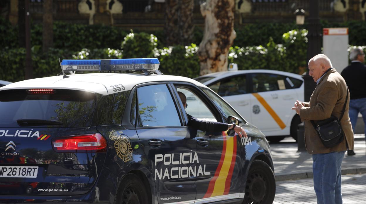 Los agentes de la Policía Nacional, en el centro de Sevilla, recuerdan a los ciudadanos que deben permanecer en sus casas