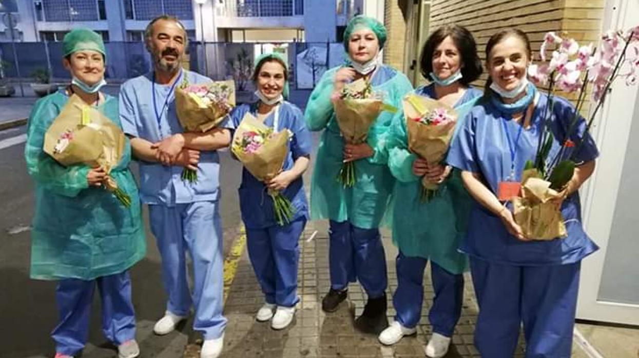 Celadores del Virgen del Rocío con las flores que les enviaron esta semana como agradecimiento a su labor una floristería de Sevilla