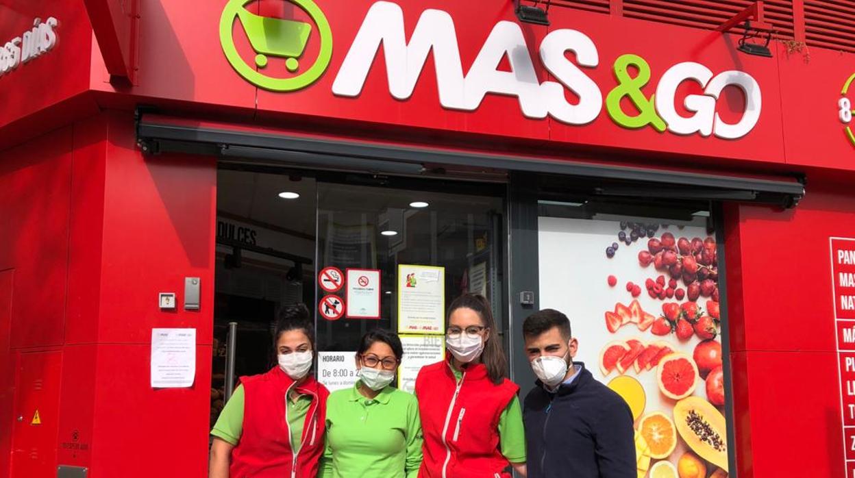 Cuatro dependientes de supermercado en Sevilla