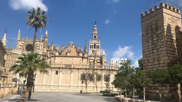 En vídeo: La Giralda toca el Ángelus ante las calles desiertas de Sevilla