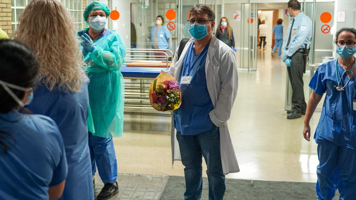 Profesionales sanitarios del Virgen del Rocío recibiendo flores por su labor