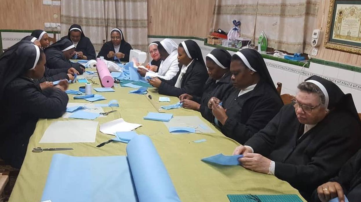 La veintena de monjas agustinas de San Leandro está entregando diariamente mascarillas a los centros sanitarios