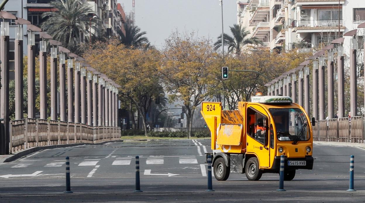 Un vehículo de Lipasam en una calle completamente vacía por el coronavirus