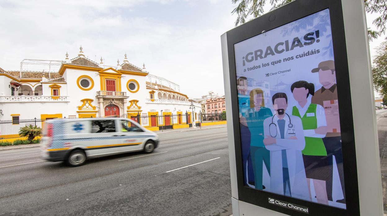 Una ambulancia pasa por delante de la Maestranza