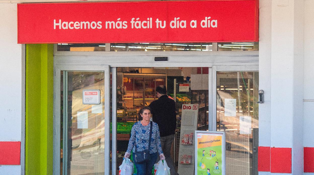 Clientes saliendo de un supermercado en Espartinas el jueves