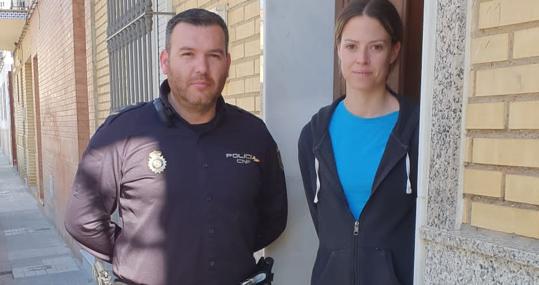 Un agente de Coria junto a una vecina que les ha hecho una donación de material