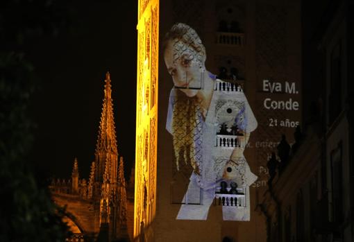 La Giralda también rinde homenaje a los profesionales