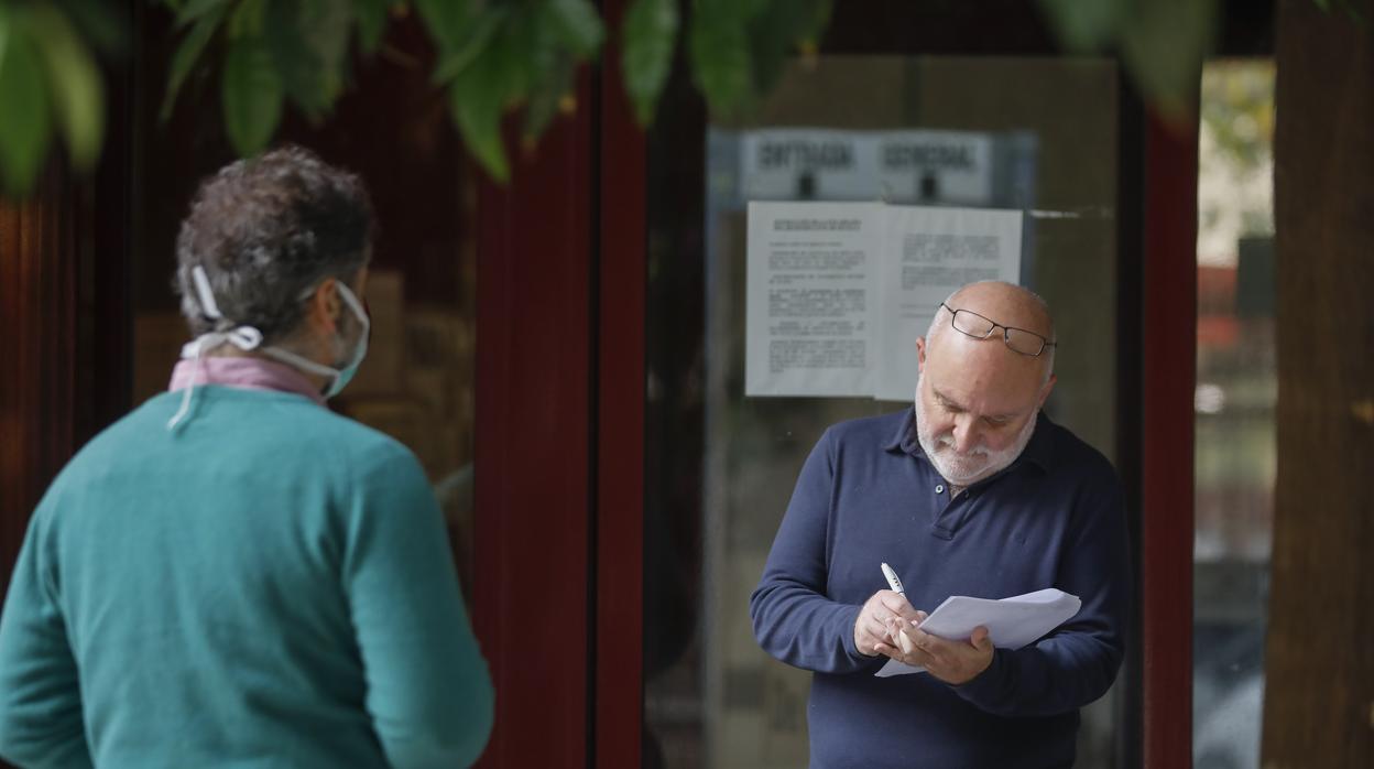 Un funcionario del Registro Civil toma nota a un usuario