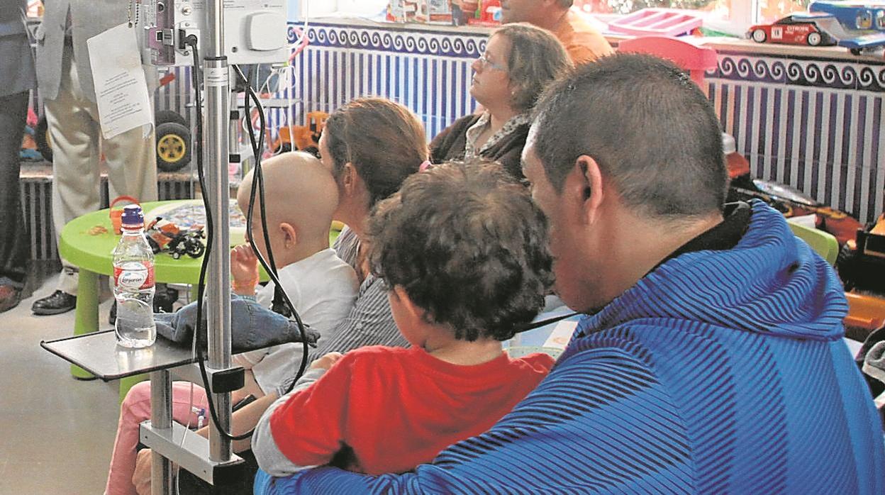 Familiares y niños en tratamiento en el Hospital Virgen del Rocío