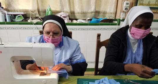 Las religiosas, en plena tarea de fabricación de mascarillas