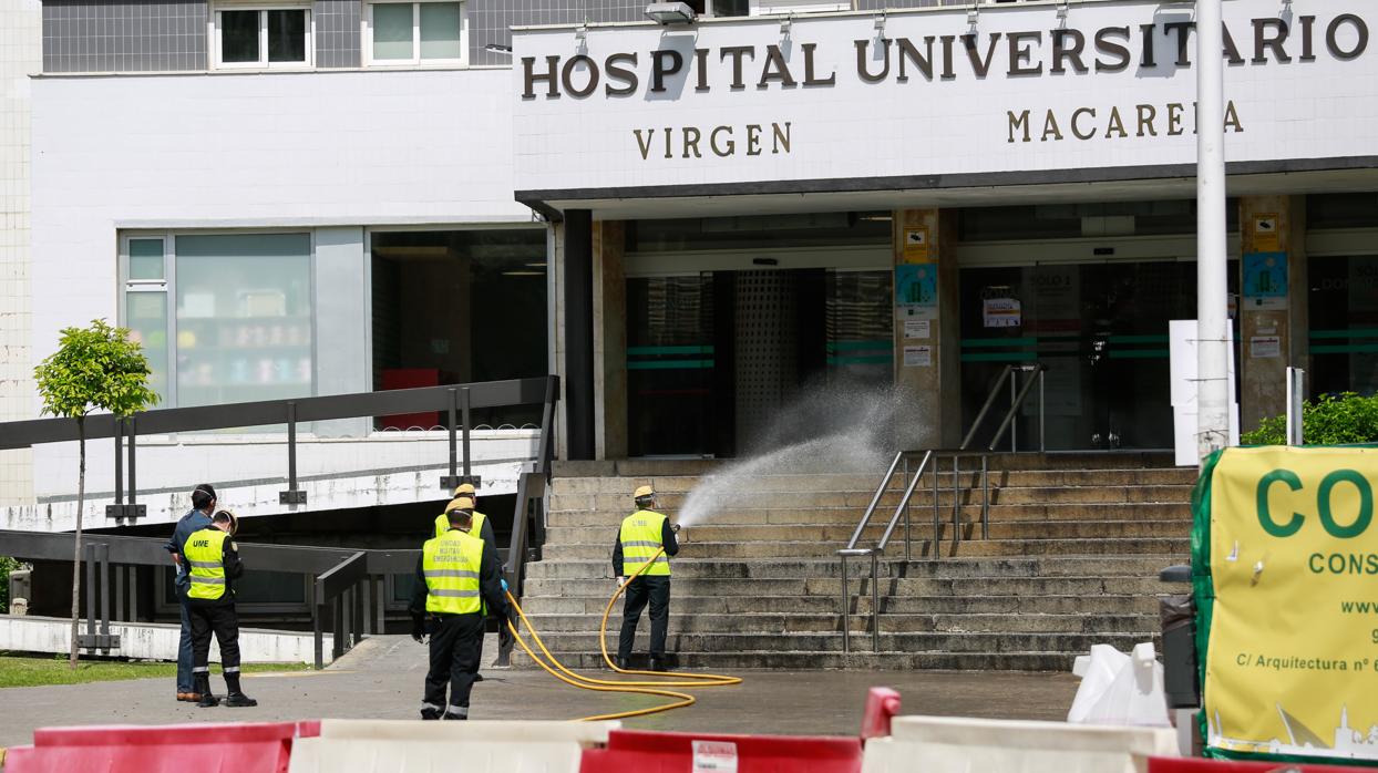 Miembros de la UME desinfectan la entrada del Hospital Virgen Macarena de Sevilla