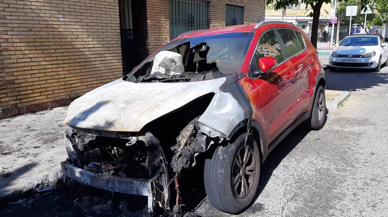 Así ha amanecido el vehículo de Francisco después de haber sido pasto de las llamas esta madrugada