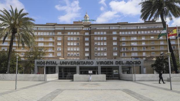 Dan de alta a un anciano de 98 años al superar el coronavirus en el hospital Virgen del Rocío