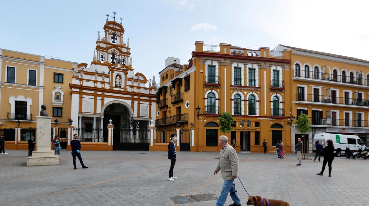 Varias personas en la explanada de la basílica