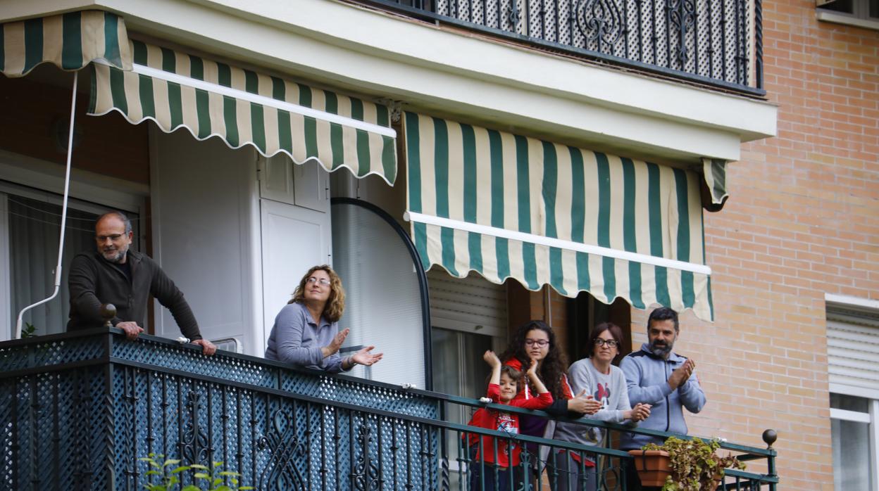 Familias con niños en balcones