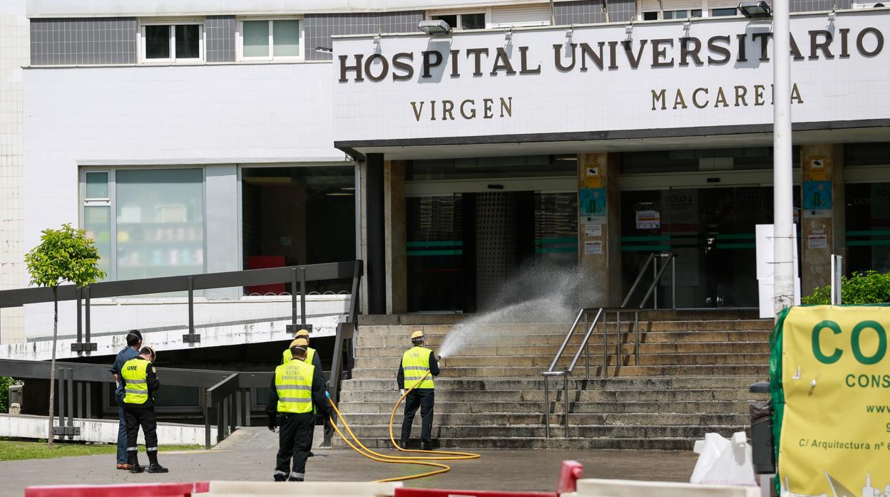 Operarios de la UME desinfectando el Hospital Virgen Macarena