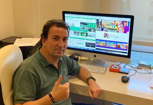 El vicepresidente del Betis, José Miguel López Catalán, trabajando en su despacho