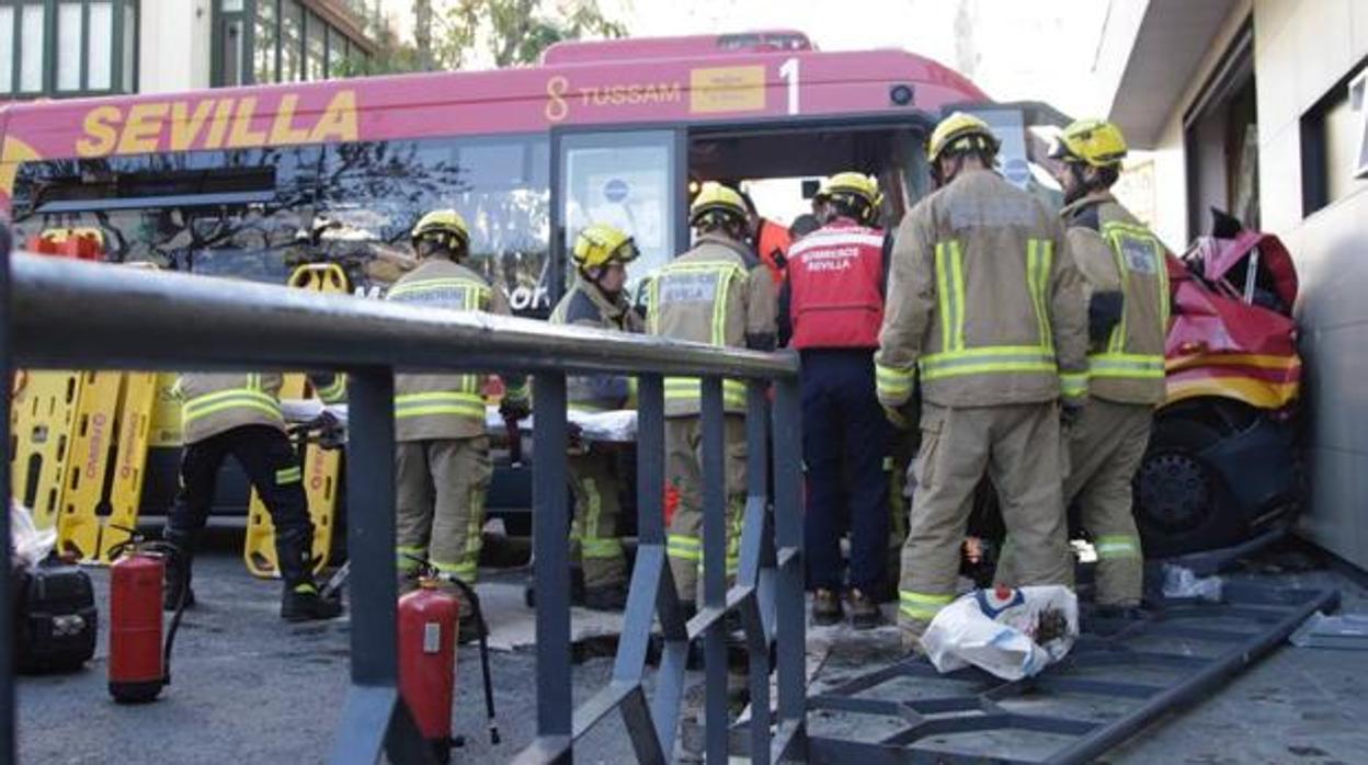 El microbús siniestrado impactó contra el escaparate de una tienda en la plaza del Duque