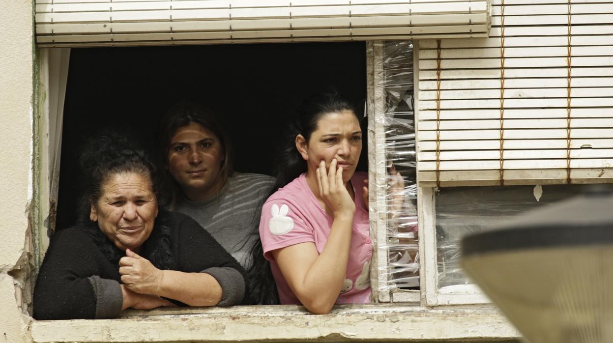 Tres mujeres se asoman a la ventana de su casa de las Tres Mil Viviendas