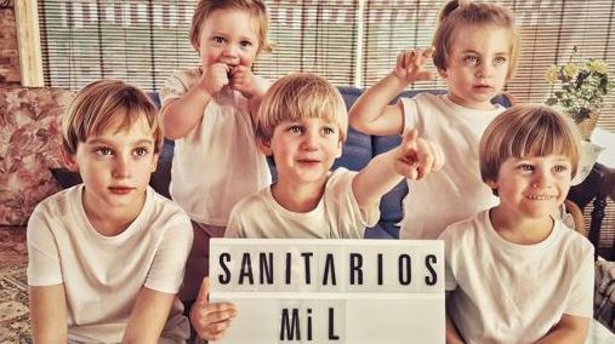 Los niños de una familia numerosa sevillana saludando a los sanitarios