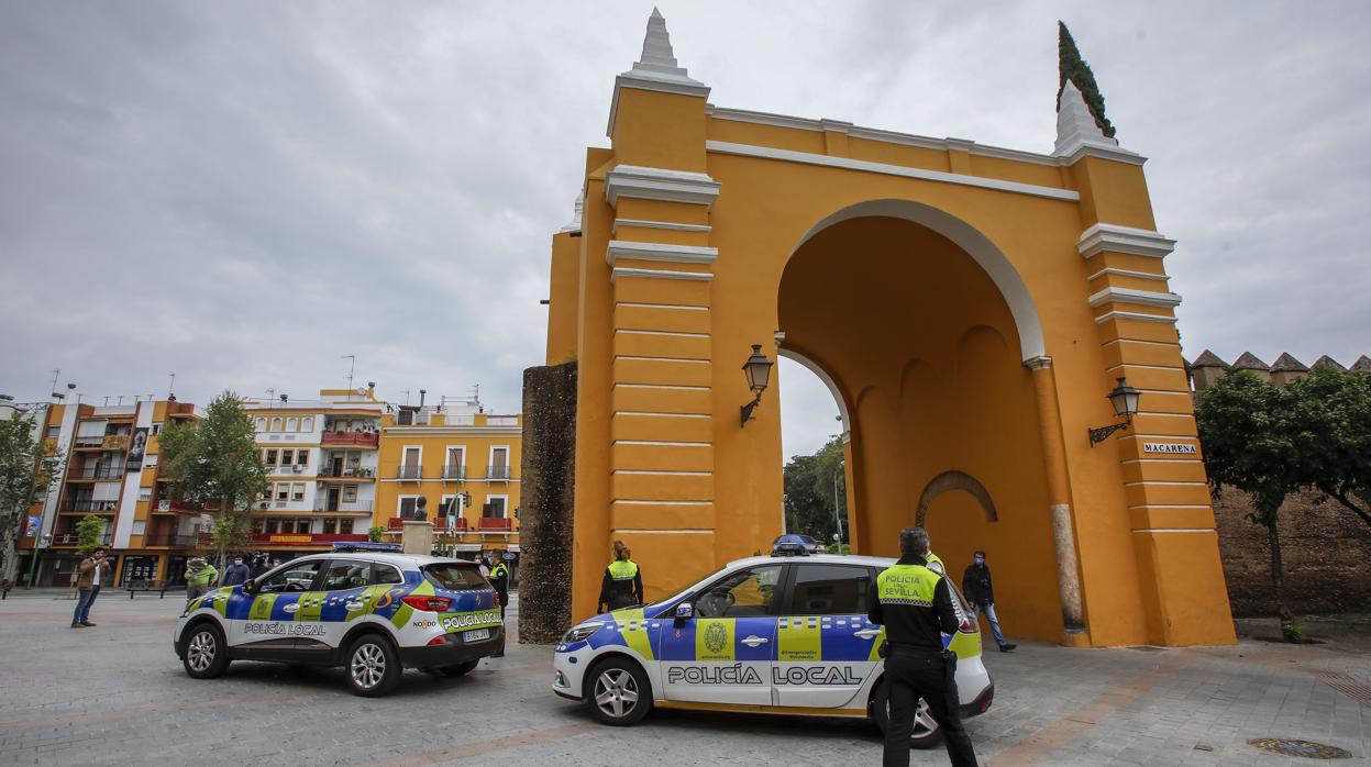 Patrullas de la Policía Local junto al Arco de la Macarena este Jueves Santo