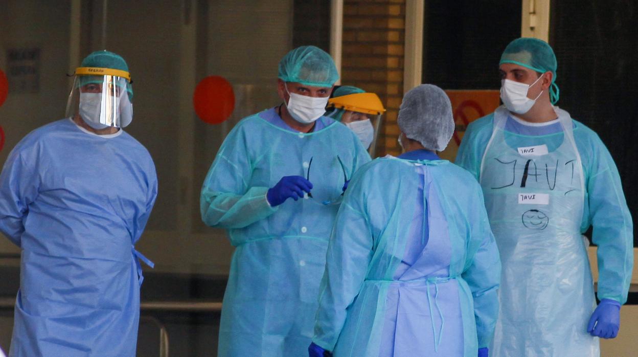 Un grupo de enfermeros en el hospital Virgen del Rocío