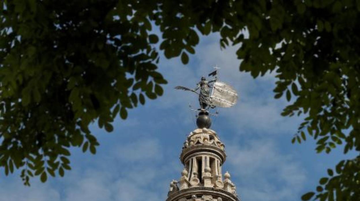 El Giraldillo, recortado sobre un cielo azul aborregado el mediodía del Domingo de Pascua