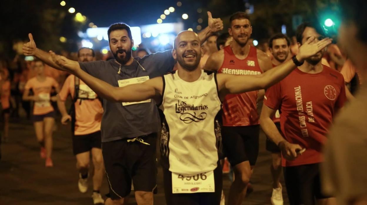 Participantes en la última edición de la carrera nocturna de Sevilla que concentra a miles de corredores