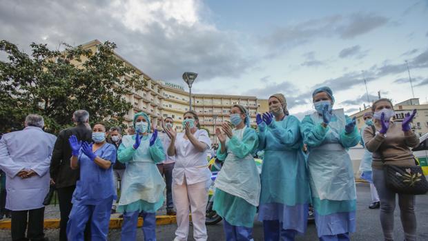 Aplausos de reconocimiento a los sanitarios del hospital Virgen del Rocío