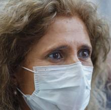 Una mujer con mascarilla quirúrgica