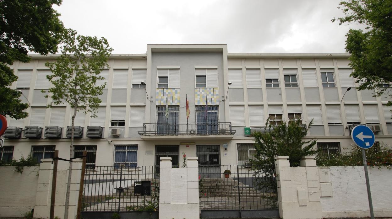 El instituto Luca de Tena de Sevilla, con las puertas cerradas