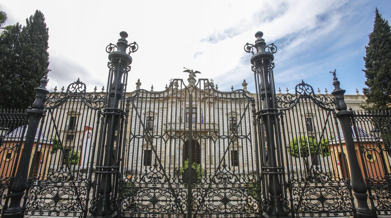 Fachada de la Universidad cerrada