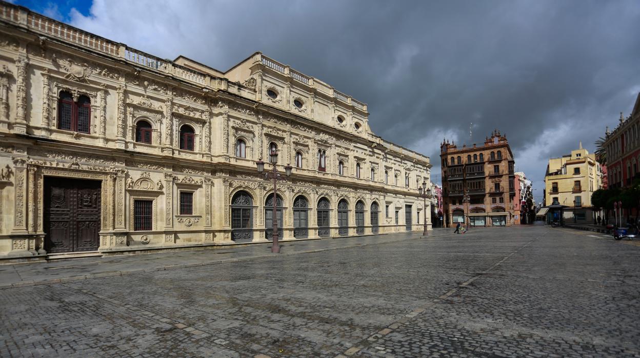 Imagen de la plaza de San Francisco completamente vacía a plena luz del día