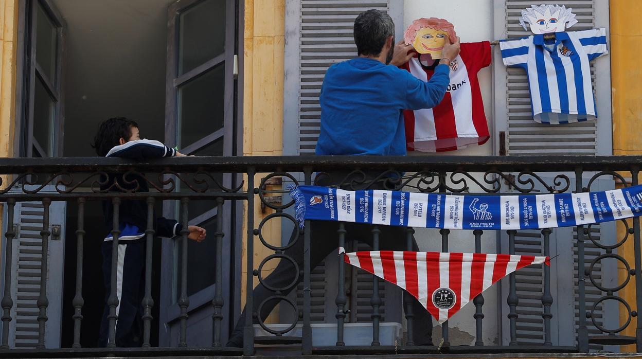 Un balcón del País Vasco engalanado con adornos de la Real Sociedad y Athletic