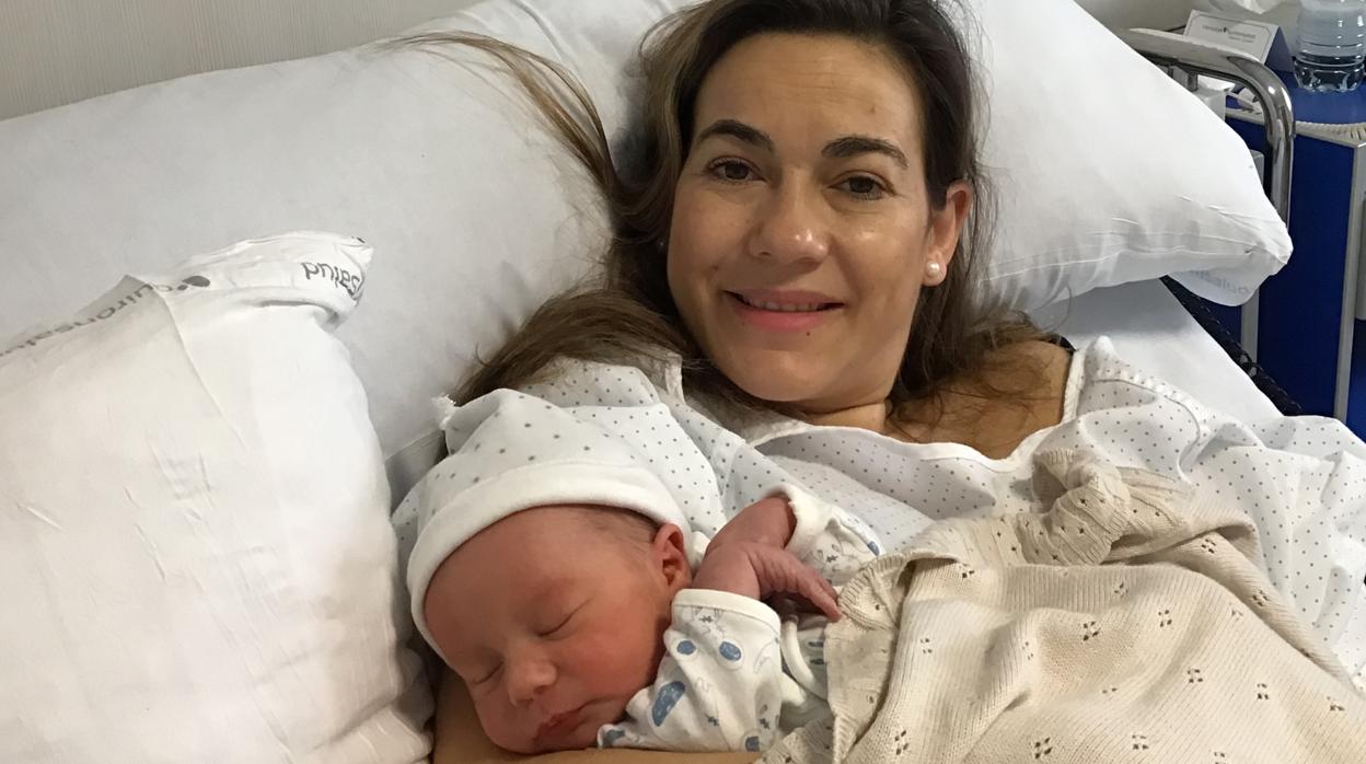 Esperanza Martínez posa con su hijo Gonzalo a las pocas horas de dar a luz