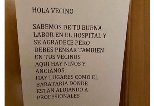 Otro ejemplo de los mensajes que están recibiendo en las puertas de sus casas los sanitarios