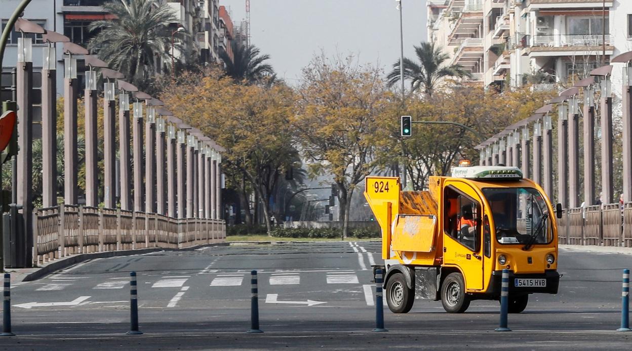 Un vehículo de Lipasam en la calle vacía