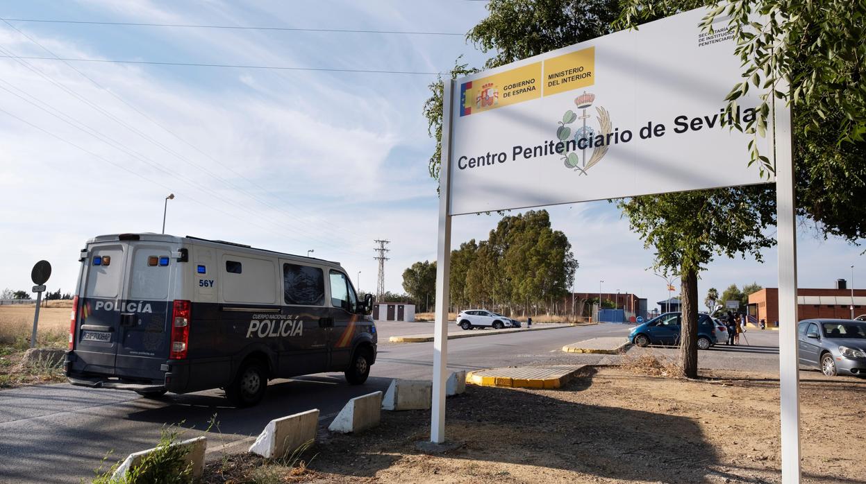 Un furgón policial llega al centro penitenciario de Sevilla I