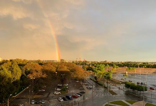 Una vista con colores casi irreales del campo de la Feria