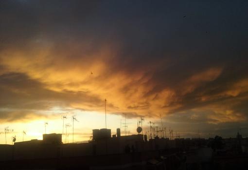 Las nubes amenazando tormenta sobre Triana