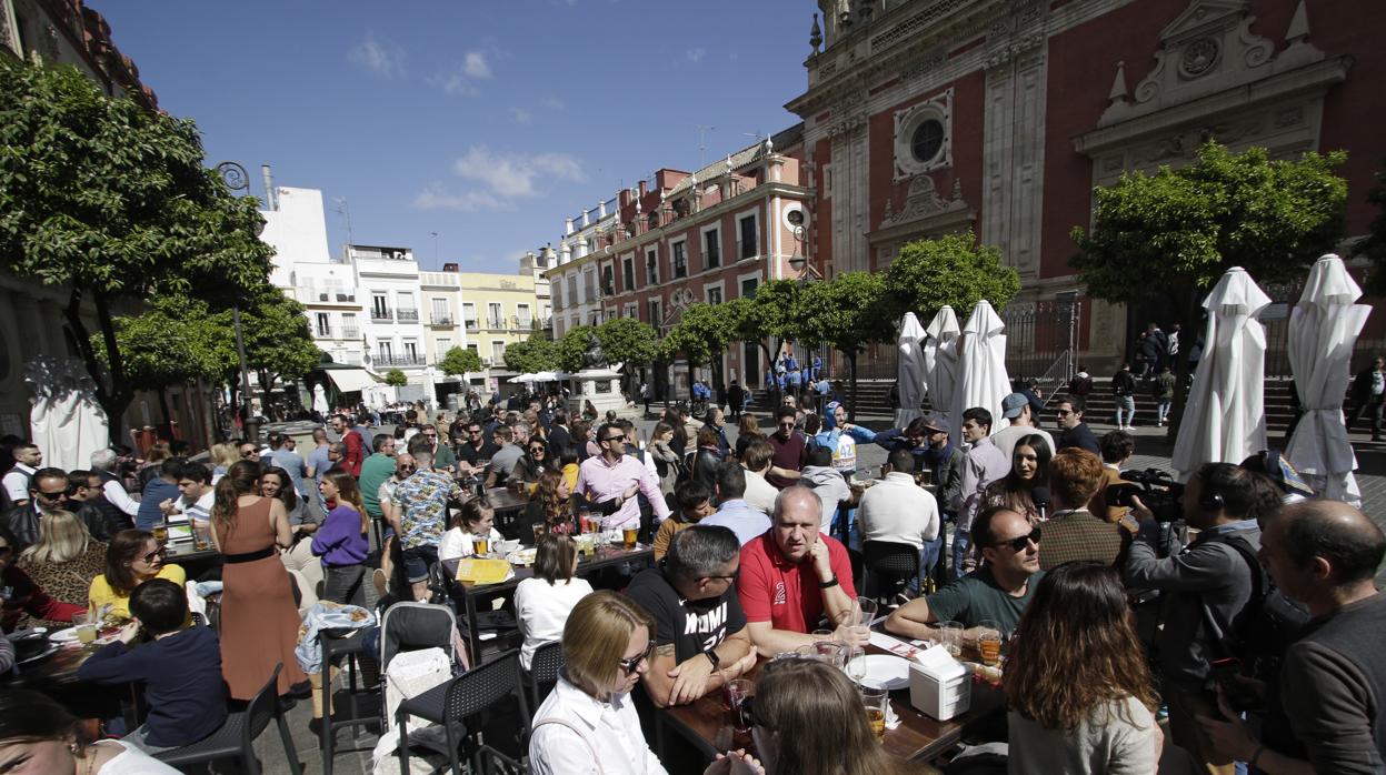 Ambiente habitual en la Plaza del Salvador y sus bares