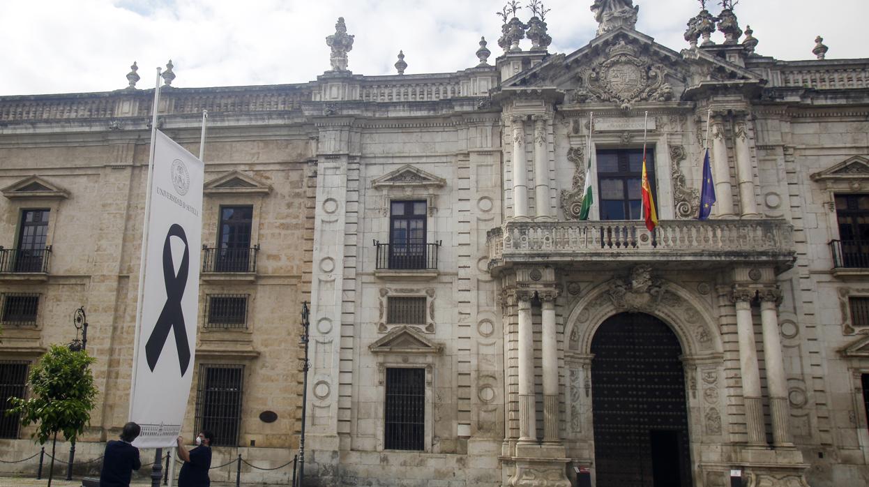 Fachada del Rectorado con el lazo negro de luto