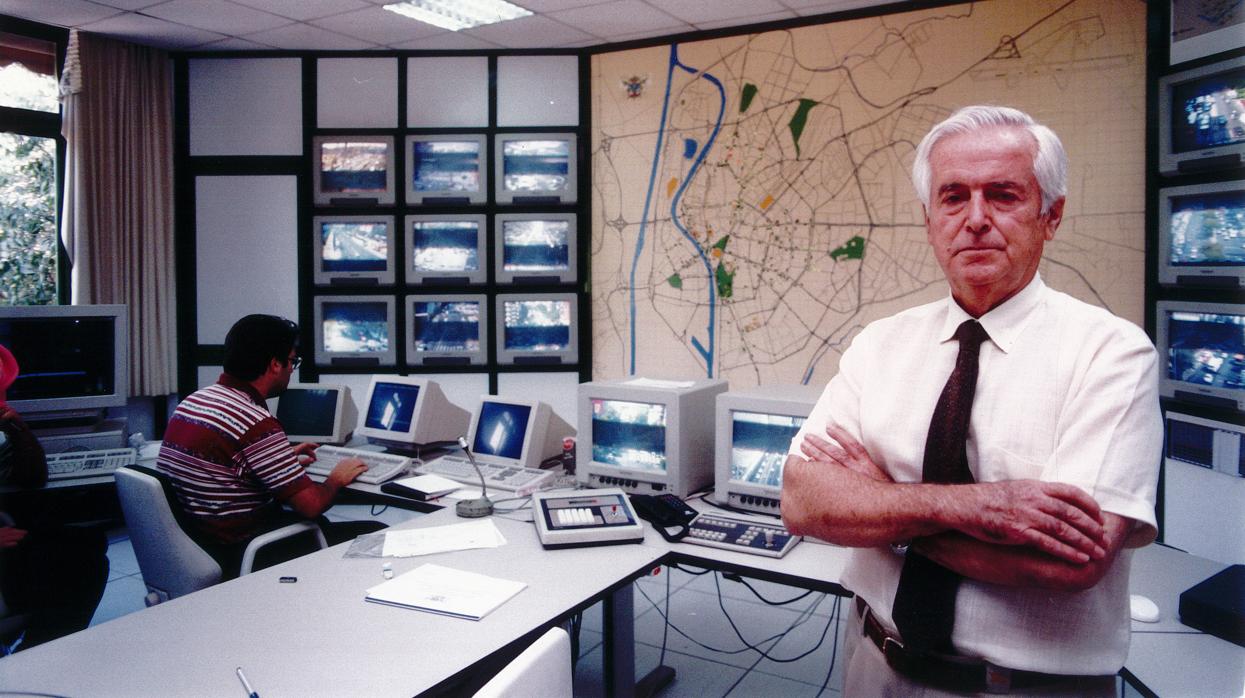 Mariano Palancar, en el centro municipal de control de Tráfico una foto de 1995, cuando era concejal