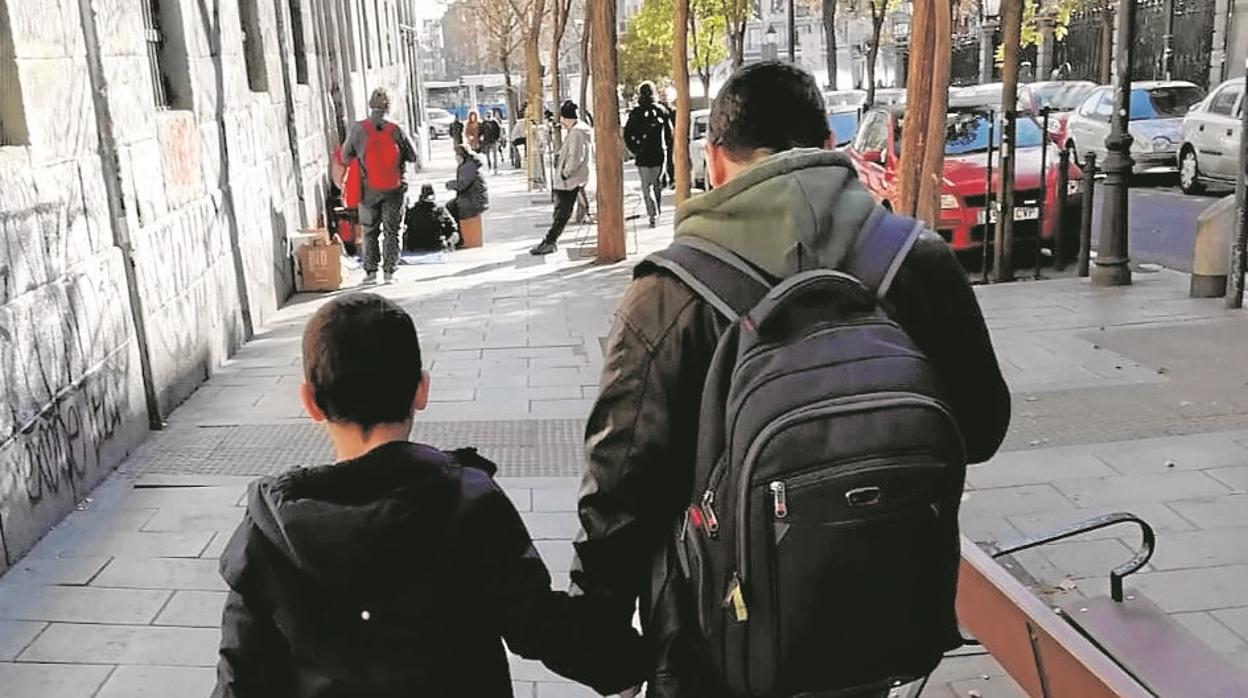 Un niño camina con su padre