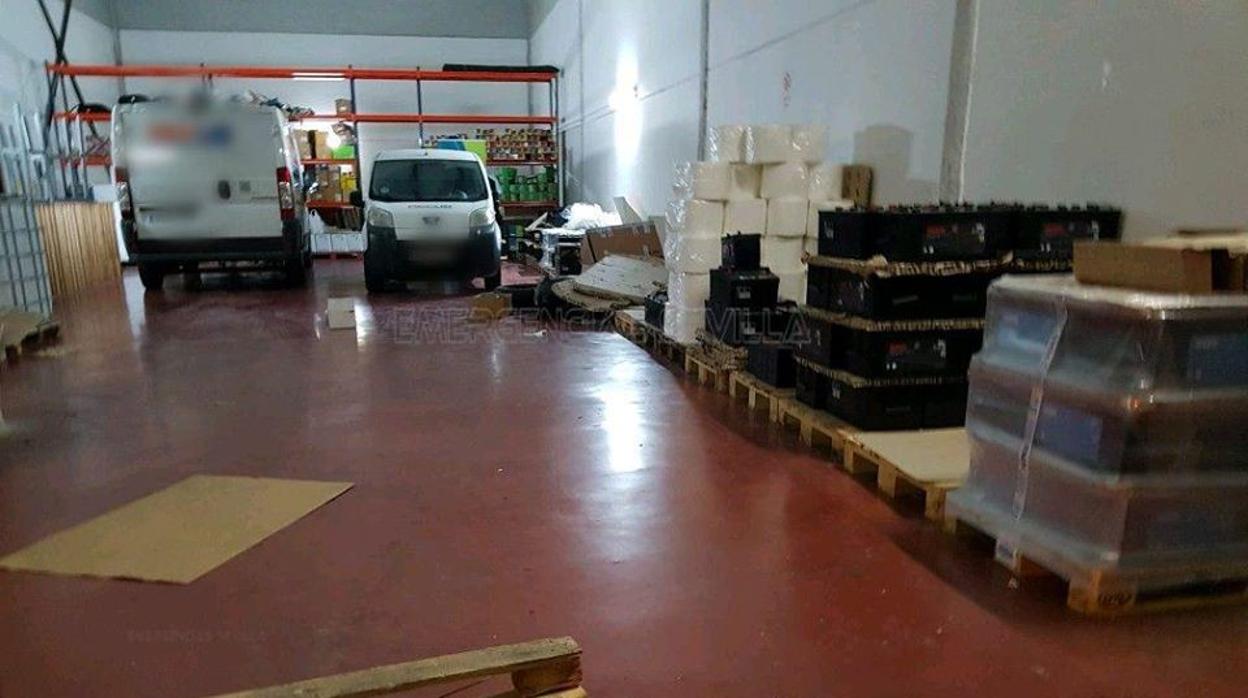 Interior de la nave que fue forzada por los ladrones la pasada madrugada