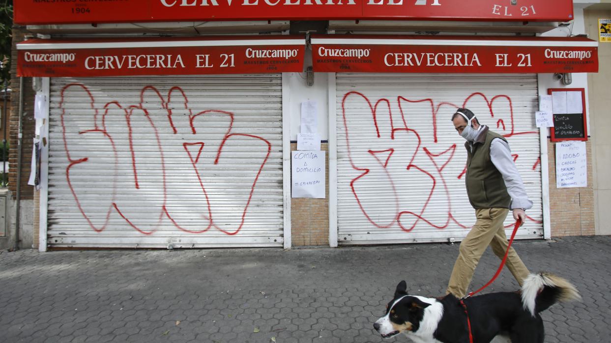 «Cervecería el 21», en Felipe II, donde se anuncia en los carteles servicio de comida a domicilio