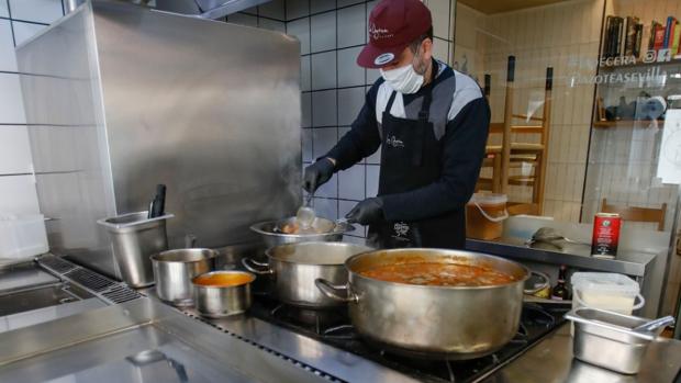 El Ayuntamiento de Sevilla rectifica y «deja en suspenso» la norma que permite abrir a los bares