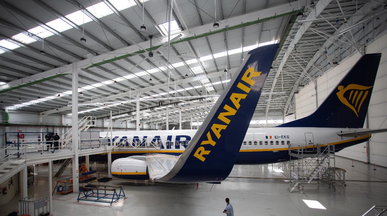 Interior del hangar de reparaciones de Ryanair