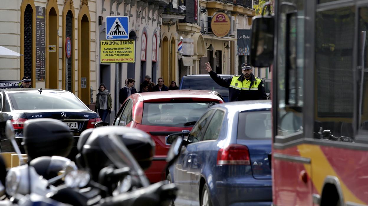 La Policía Local cortando el acceso al centro por la Alameda